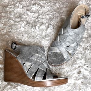 NWOB- JOHNSTON & MURPHY- SILVER WEDGE SZ 9